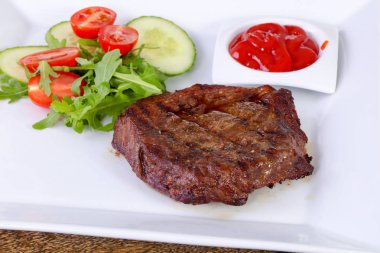 Sığır eti biftek sosu ve salata sosu ile