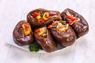 Sebze ile doldurulmuş patlıcan turşusu