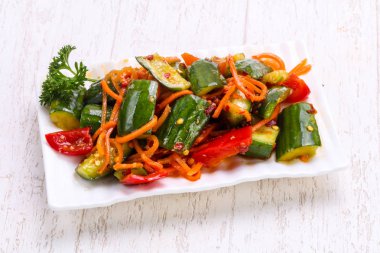 Yeşil salatalık turşusu yığın kabın içinde