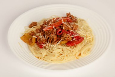 Bolognese makarna ile parmesan peynir