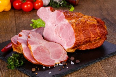 Domuz eti ahşap arka plan üzerinde füme