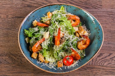 Sezar salata karides ve parmesan peyniri ile