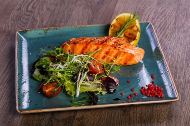 Limon ve salata ızgara somon bırakır