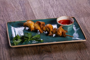 Tavuk şiş sos ve maydanoz ile