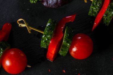 Kanepe domates, peper ve salatalık ile