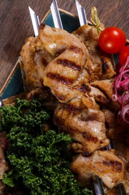 Izgara tavuk ve domuz barbeküsü