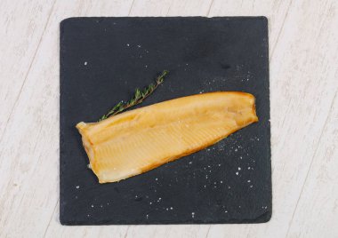 Baharat ile tuzlu beyaz balık füme