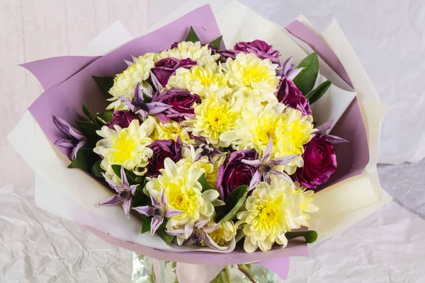 Romantik Strauß Mit Verschiedenen Blume — Stockfoto