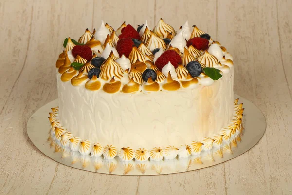 带浆果和奶油的婚礼蛋糕 — 图库照片