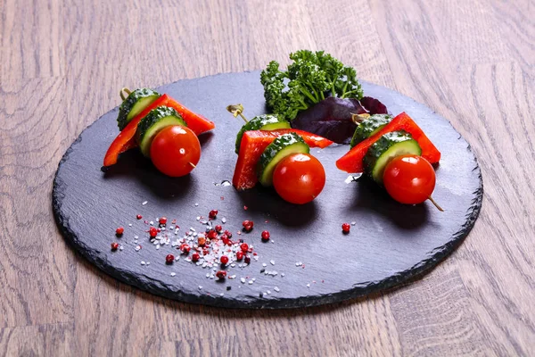 Canapé Con Tomate Peper Pepino — Foto de Stock