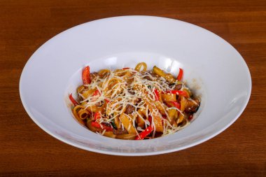 Sığır eti ve parmesan peynirli makarna