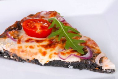 Jambonlu, peynirli ve domatesli pizza.