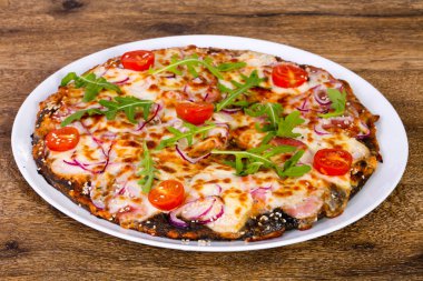 Jambonlu, peynirli ve domatesli pizza.