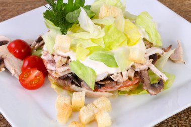 Domates hizmet jambon ve mantar salatası