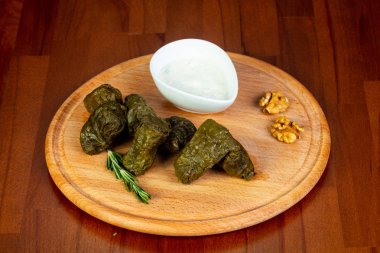 Krema sosu ile geleneksel beyaz Dolma