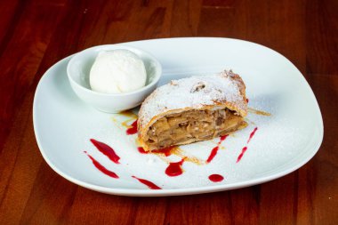Apple strudel dondurma ve syrope ile