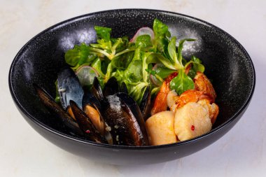 Karides, tarak ve midye Mısır salata yaprakları ile