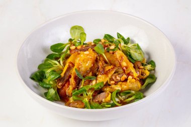 Ördek tempura salata ve sos ile