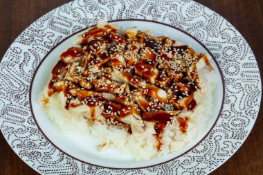 Teriyaki tavuk pilav ve sesam tohumları ile