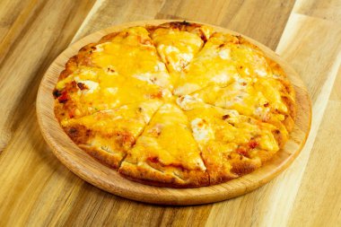 Dört peynir pizza ahşap arka plan üzerinde