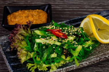 Parlak yeşil O'Sensei salata limonlu