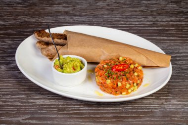 Ekmek ile lezzetli Somon tartar