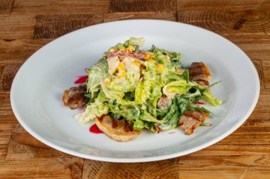 Kızarmış ördek lezzetli sebze salatası