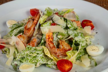 Karides lezzetli Sezar salatası