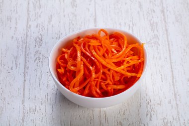 İştah açıcı baharatlı Kore havuç salatası