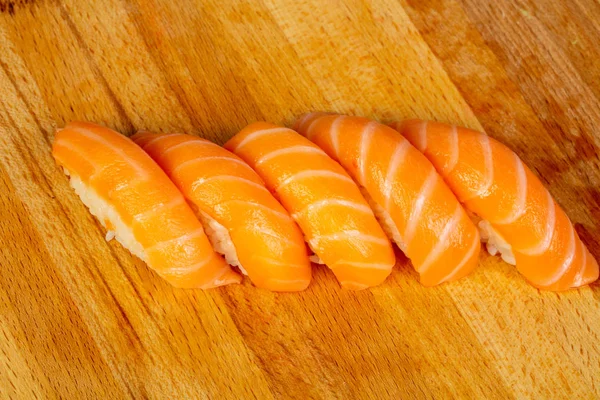 Sushi Met Zalm Houten — Stockfoto