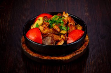 Kavrulmuş domuz patates tava ile