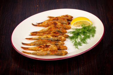 Limon ve dereotu ile surmullet balık