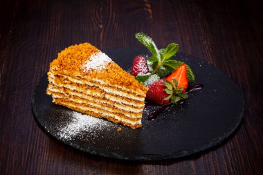 Nane ve çilek servis tatlı bal pasta