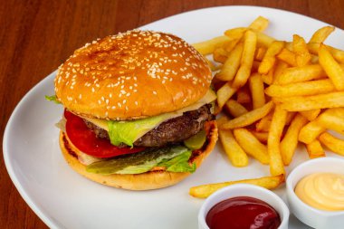 Lezzetli sığır eti burger patates kızartması ile