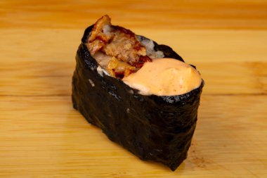 Lezzetli baharatlı yılan balığı suşi roll