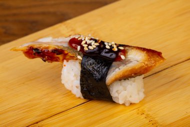 Lezzetli yılan balığı suşi susam ile