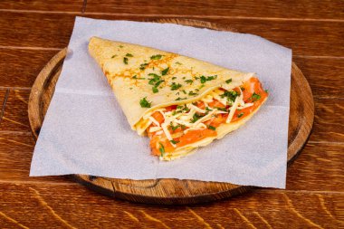 Somon ile gözleme ve peynir hizmet maydanoz