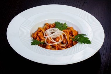 İştah açıcı Marine mantar soğan ve otlar ile