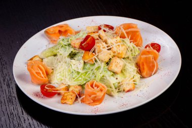 Somonlu Sezar salatası.