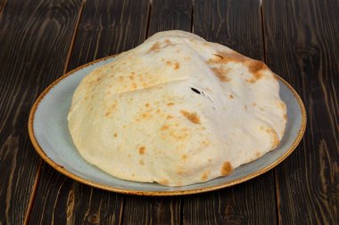 El yapımı ekmek Lepeshka ahşap üzerine