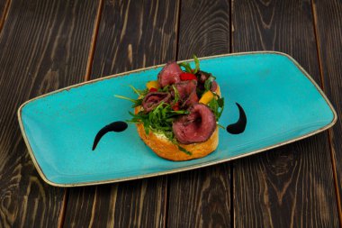 Bruschetta alarmdan ve rucola ile