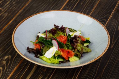 Salata somon ve krema sos ile