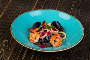 Siyah deniz ürünleri karides ve midye makarna