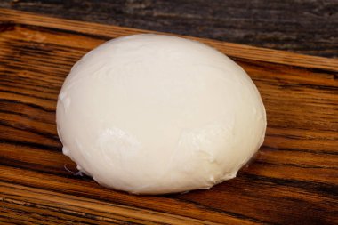 Ahşap üzerinde geleneksel genç Mozzarella peyniri