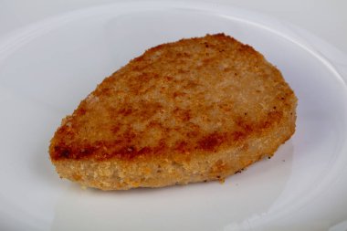 Kavrulmuş balık tabak içinde pirzola