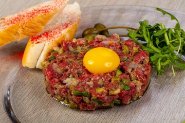 Ekmek ve yumurta ile biftek tartar