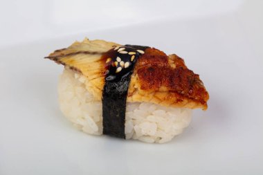 Japon geleneksel soğuk yılan balığı suşi