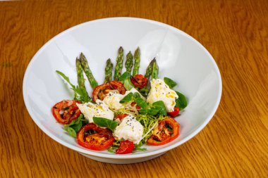 Peynir ve kuşkonmaz ve fesleğen salata