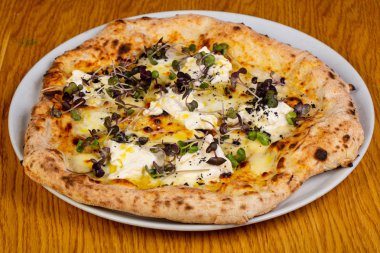 Pizza mozzarella ve siyah truffle ile