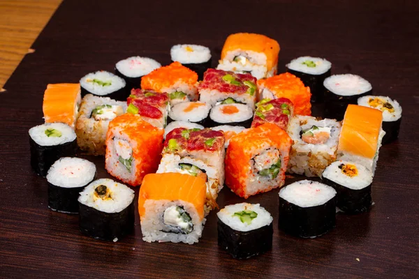 Pyszne Sushi Roll Zestaw Talerz — Zdjęcie stockowe